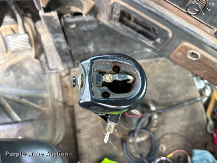 image for item DS3766 1997 Freightliner FLD120 semi truck