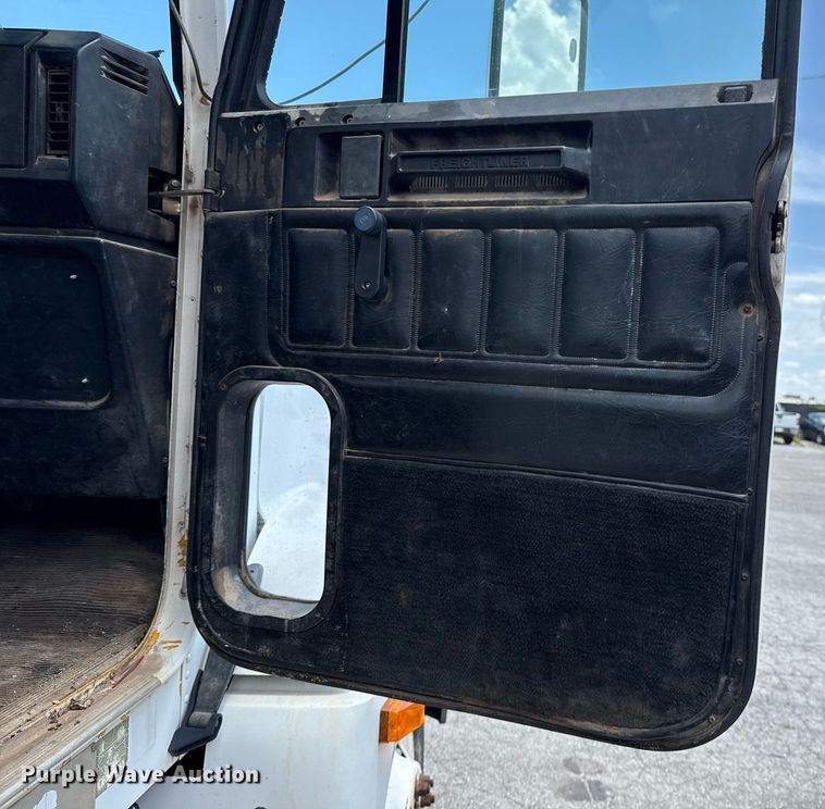 image for item DS3766 1997 Freightliner FLD120 semi truck