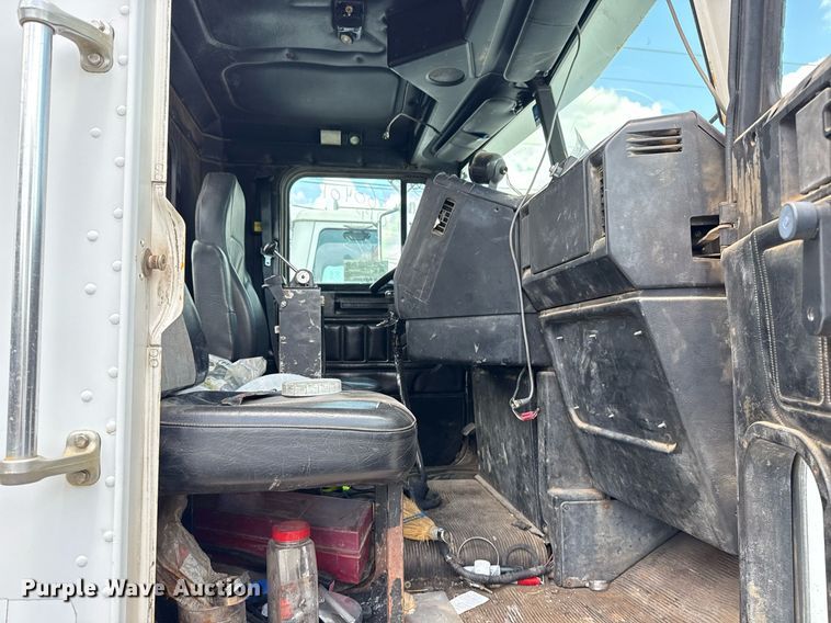 image for item DS3766 1997 Freightliner FLD120 semi truck