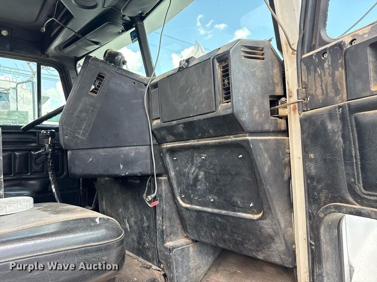 image for item DS3766 1997 Freightliner FLD120 semi truck