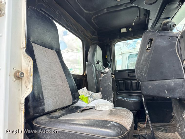 image for item DS3766 1997 Freightliner FLD120 semi truck