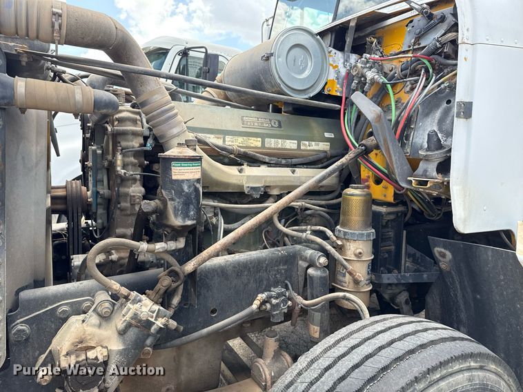 image for item DS3766 1997 Freightliner FLD120 semi truck