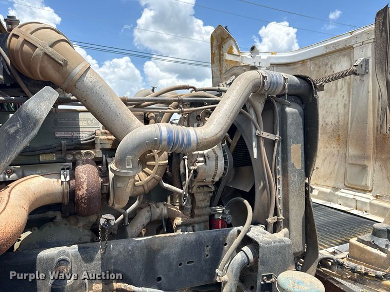 image for item DS3766 1997 Freightliner FLD120 semi truck