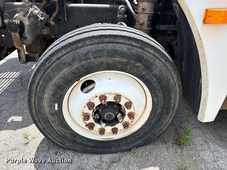 image for item DS3766 1997 Freightliner FLD120 semi truck