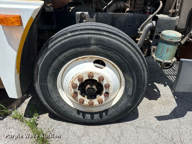 image for item DS3766 1997 Freightliner FLD120 semi truck