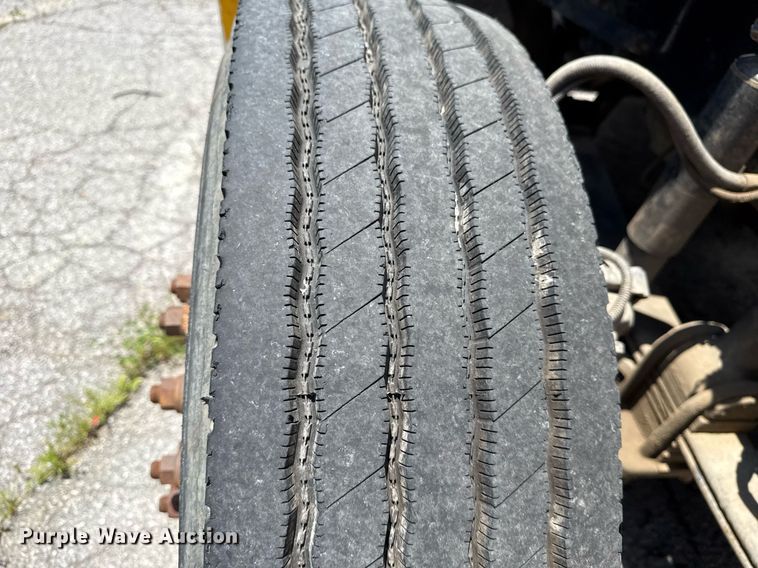 image for item DS3766 1997 Freightliner FLD120 semi truck