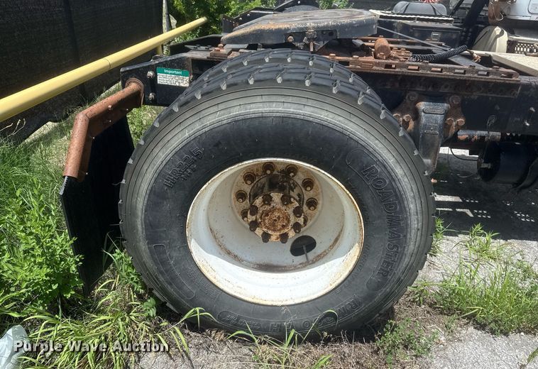 image for item DS3766 1997 Freightliner FLD120 semi truck