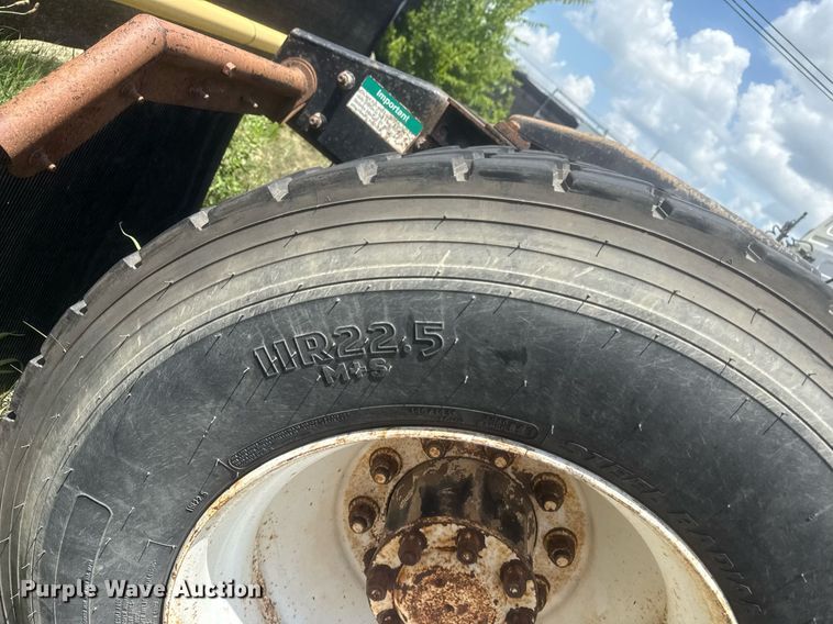 image for item DS3766 1997 Freightliner FLD120 semi truck