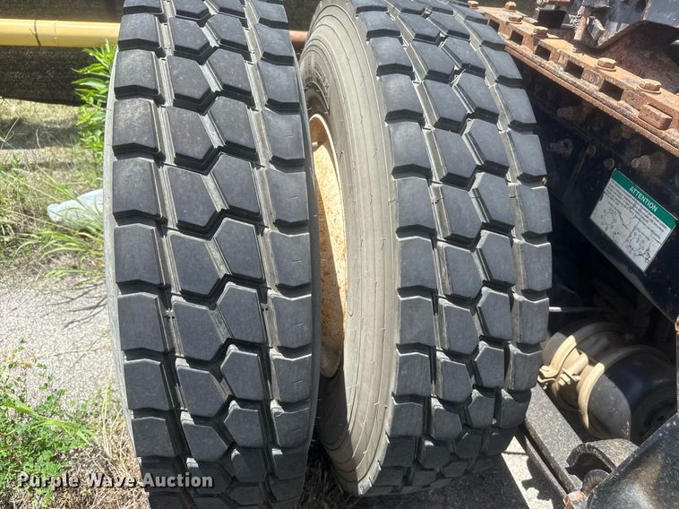 image for item DS3766 1997 Freightliner FLD120 semi truck