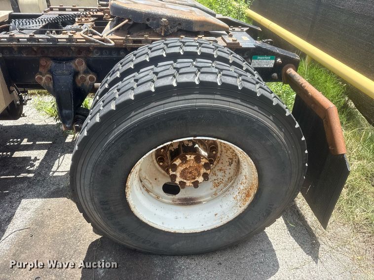 image for item DS3766 1997 Freightliner FLD120 semi truck