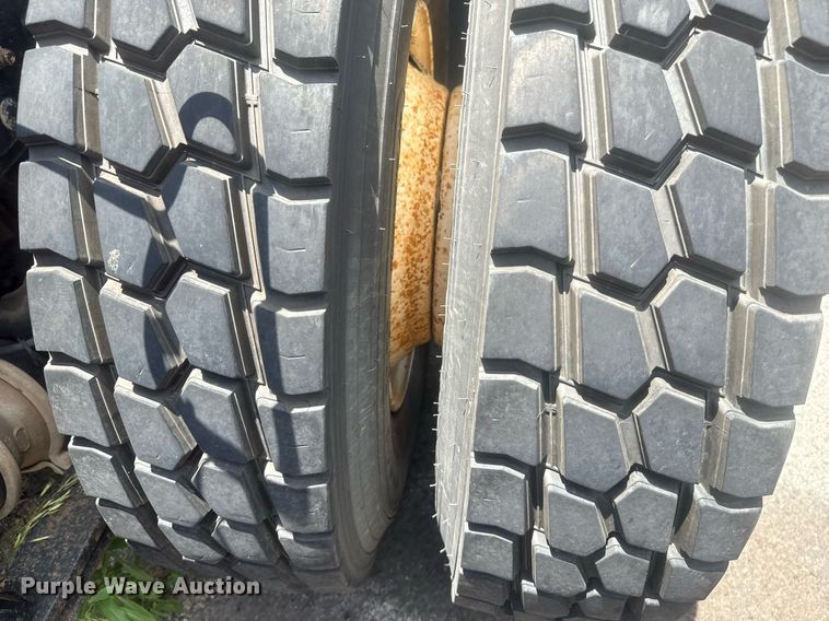 image for item DS3766 1997 Freightliner FLD120 semi truck