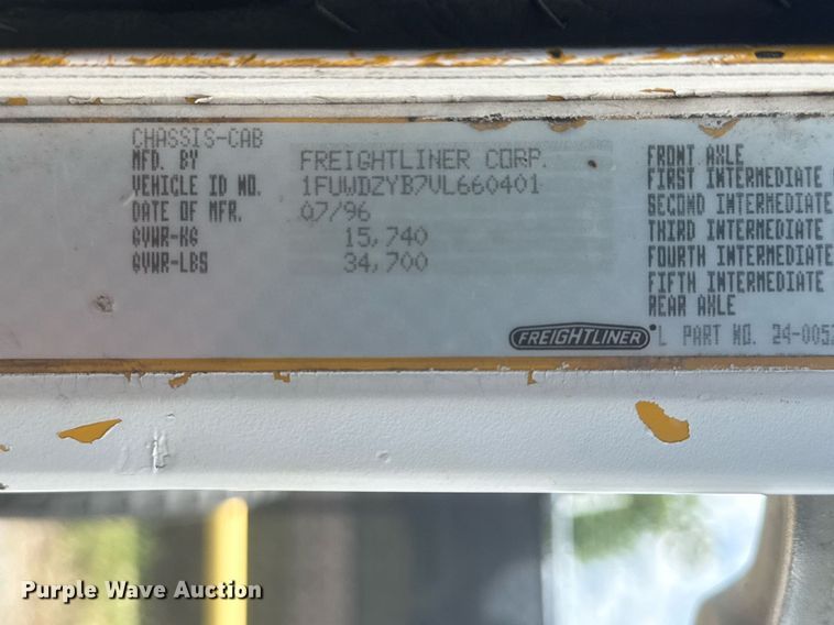 image for item DS3766 1997 Freightliner FLD120 semi truck