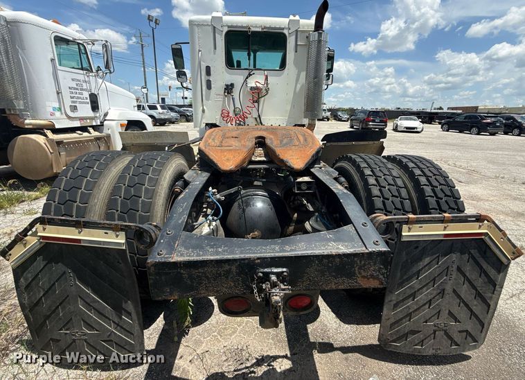 image for item DS3767 2005 Freightliner Columbia semi truck