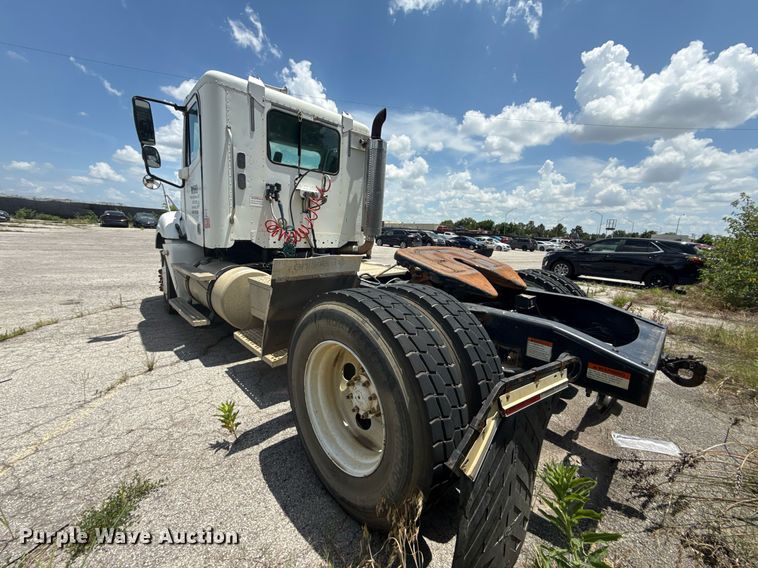 image for item DS3767 2005 Freightliner Columbia semi truck