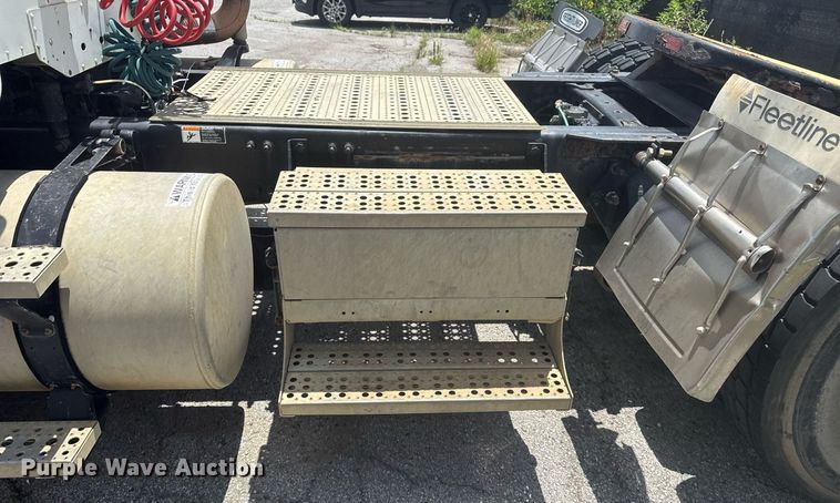 image for item DS3767 2005 Freightliner Columbia semi truck