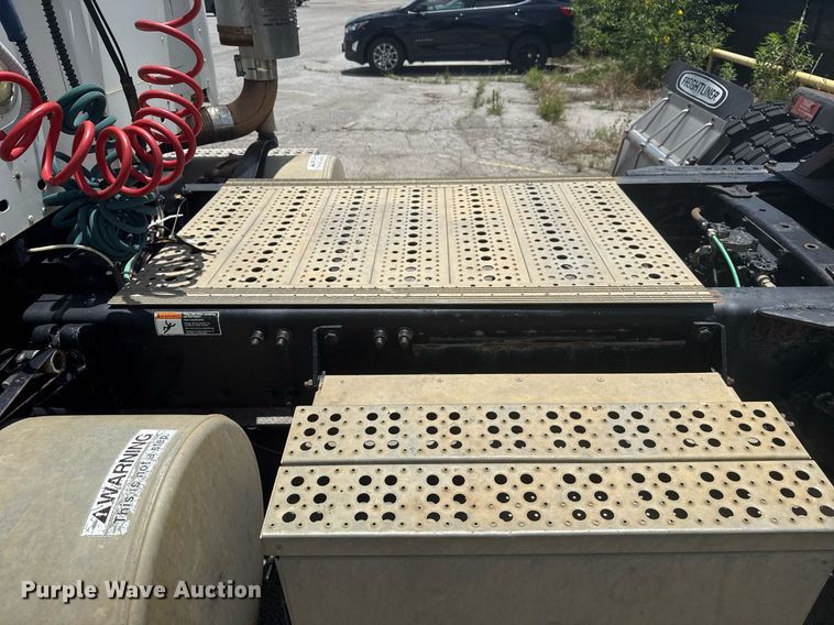 image for item DS3767 2005 Freightliner Columbia semi truck