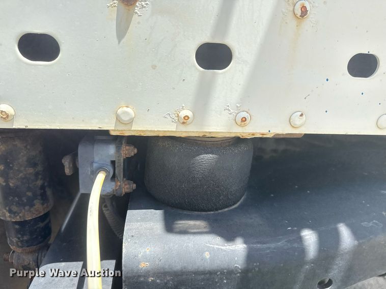 image for item DS3767 2005 Freightliner Columbia semi truck