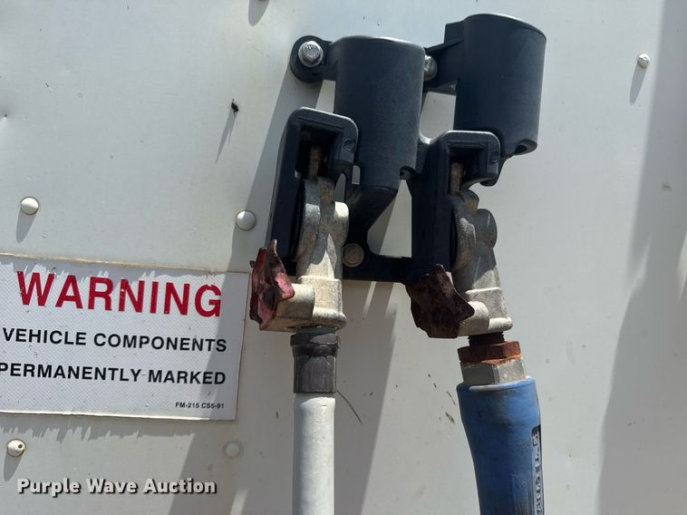 image for item DS3767 2005 Freightliner Columbia semi truck