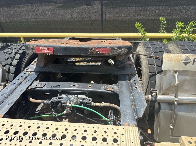 image for item DS3767 2005 Freightliner Columbia semi truck