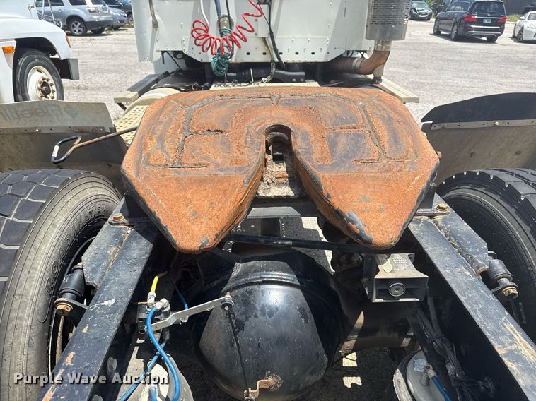 image for item DS3767 2005 Freightliner Columbia semi truck