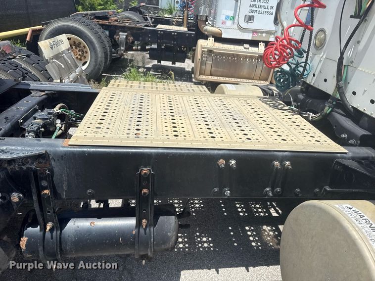 image for item DS3767 2005 Freightliner Columbia semi truck