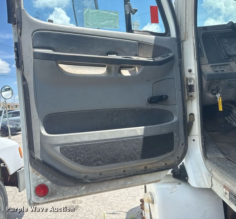 image for item DS3767 2005 Freightliner Columbia semi truck