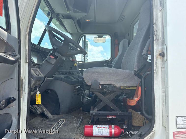 image for item DS3767 2005 Freightliner Columbia semi truck