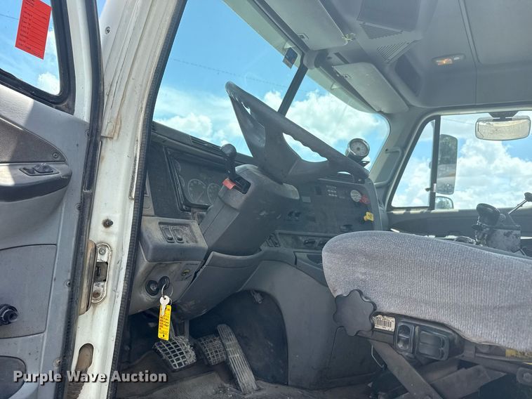 image for item DS3767 2005 Freightliner Columbia semi truck