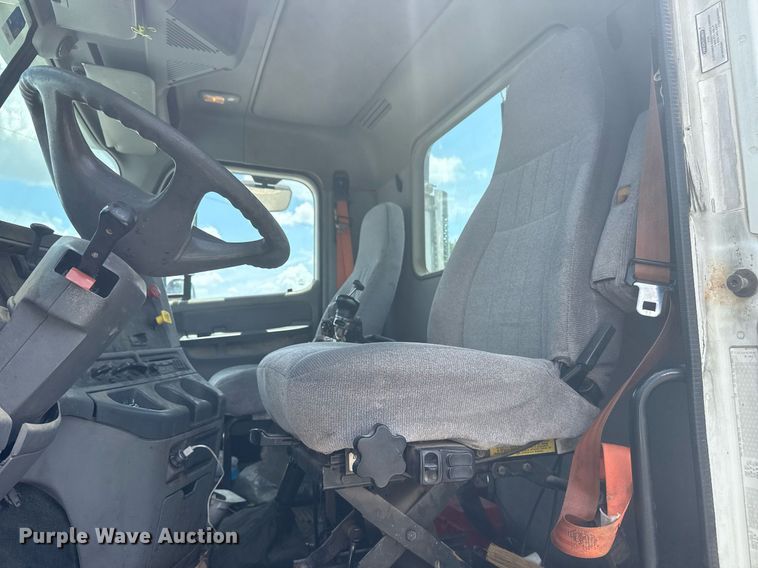 image for item DS3767 2005 Freightliner Columbia semi truck