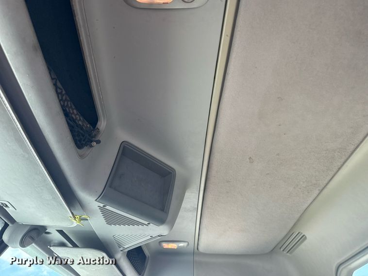 image for item DS3767 2005 Freightliner Columbia semi truck