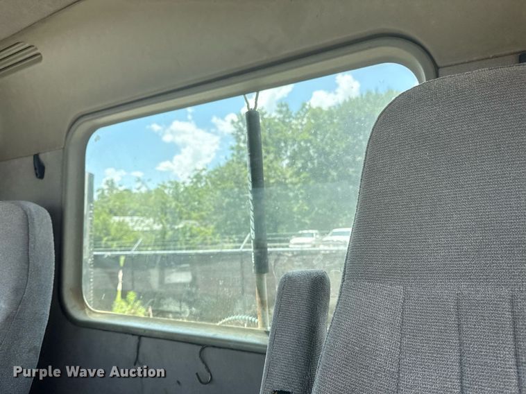 image for item DS3767 2005 Freightliner Columbia semi truck