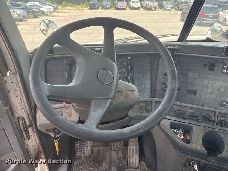 image for item DS3767 2005 Freightliner Columbia semi truck