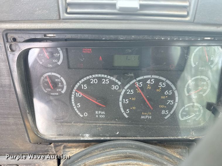 image for item DS3767 2005 Freightliner Columbia semi truck