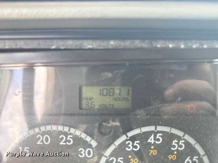 image for item DS3767 2005 Freightliner Columbia semi truck