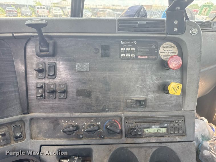 image for item DS3767 2005 Freightliner Columbia semi truck