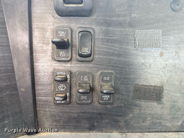 image for item DS3767 2005 Freightliner Columbia semi truck