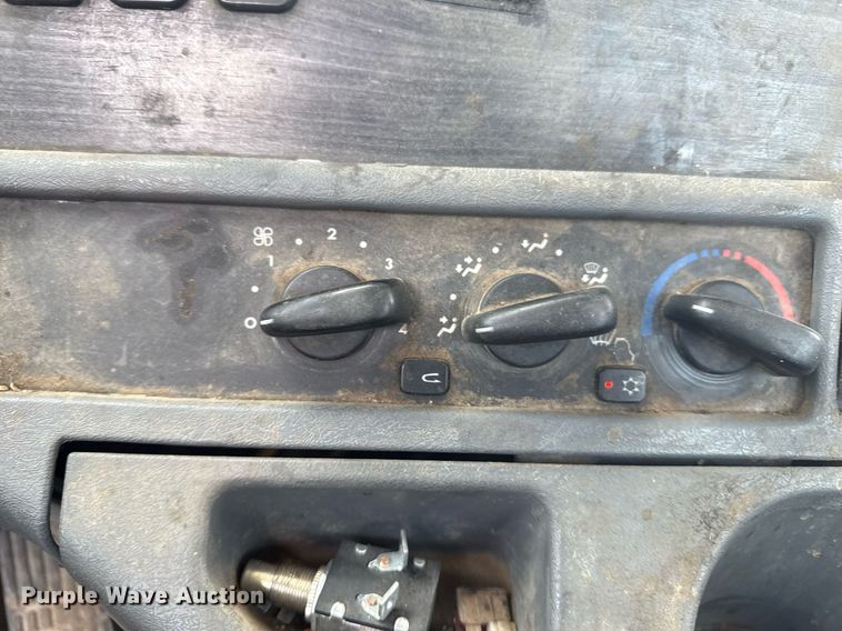 image for item DS3767 2005 Freightliner Columbia semi truck