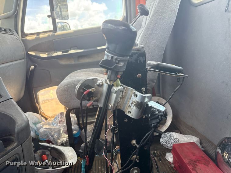 image for item DS3767 2005 Freightliner Columbia semi truck