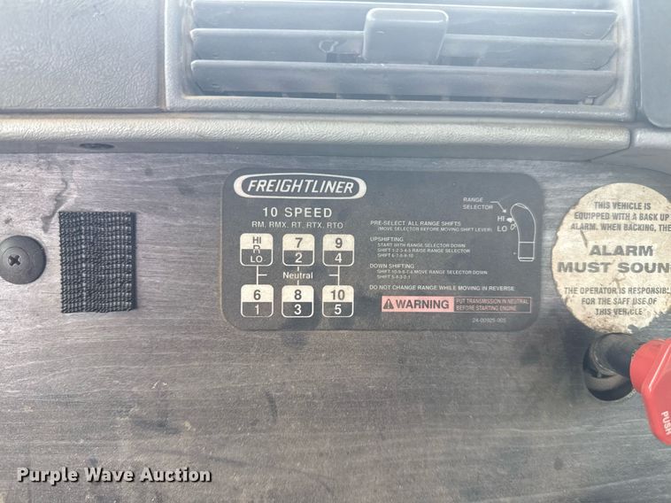 image for item DS3767 2005 Freightliner Columbia semi truck