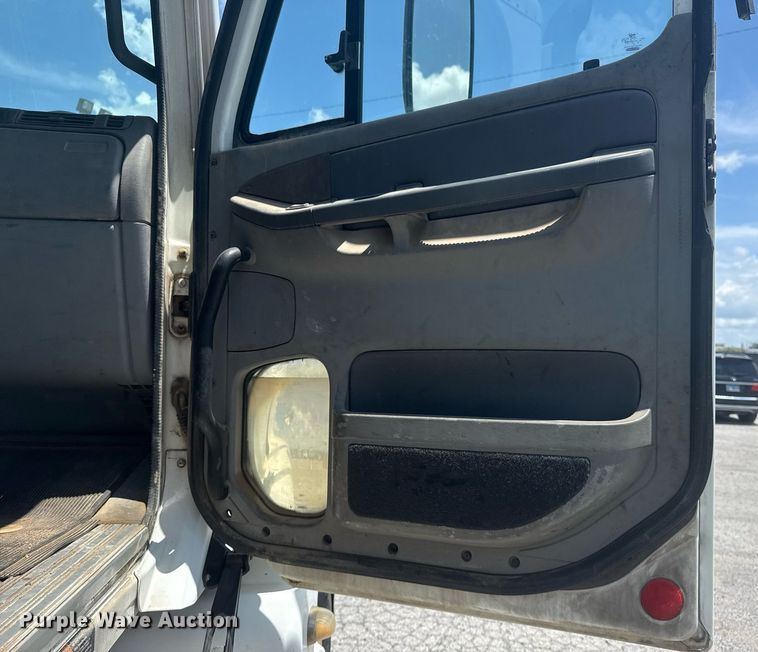 image for item DS3767 2005 Freightliner Columbia semi truck