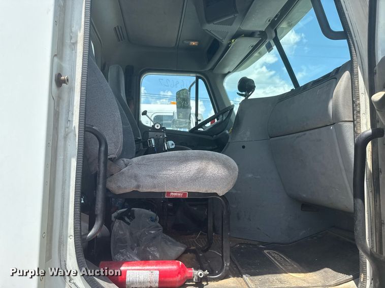 image for item DS3767 2005 Freightliner Columbia semi truck