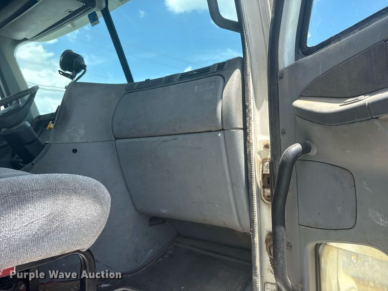 image for item DS3767 2005 Freightliner Columbia semi truck