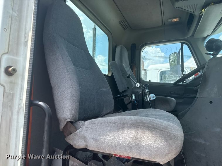 image for item DS3767 2005 Freightliner Columbia semi truck