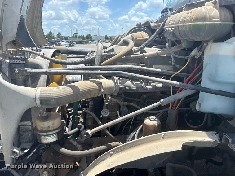 image for item DS3767 2005 Freightliner Columbia semi truck