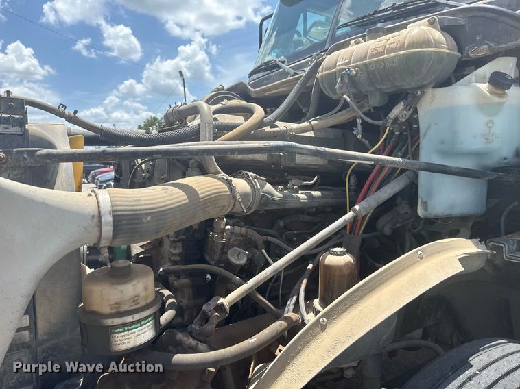 image for item DS3767 2005 Freightliner Columbia semi truck