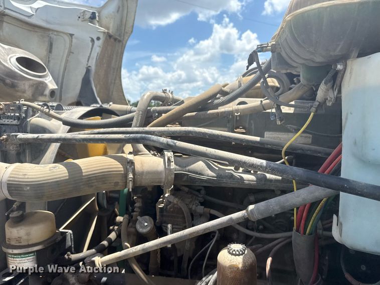 image for item DS3767 2005 Freightliner Columbia semi truck