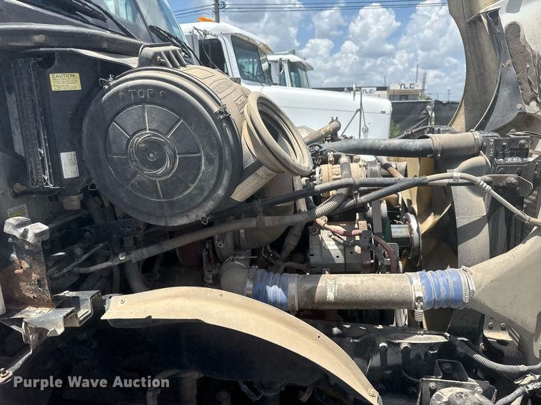 image for item DS3767 2005 Freightliner Columbia semi truck