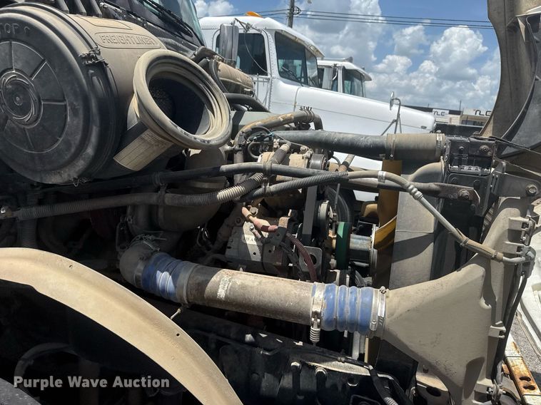 image for item DS3767 2005 Freightliner Columbia semi truck