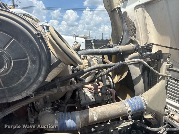 image for item DS3767 2005 Freightliner Columbia semi truck