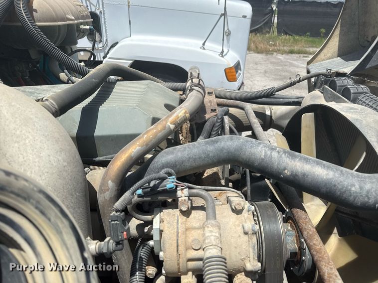 image for item DS3767 2005 Freightliner Columbia semi truck